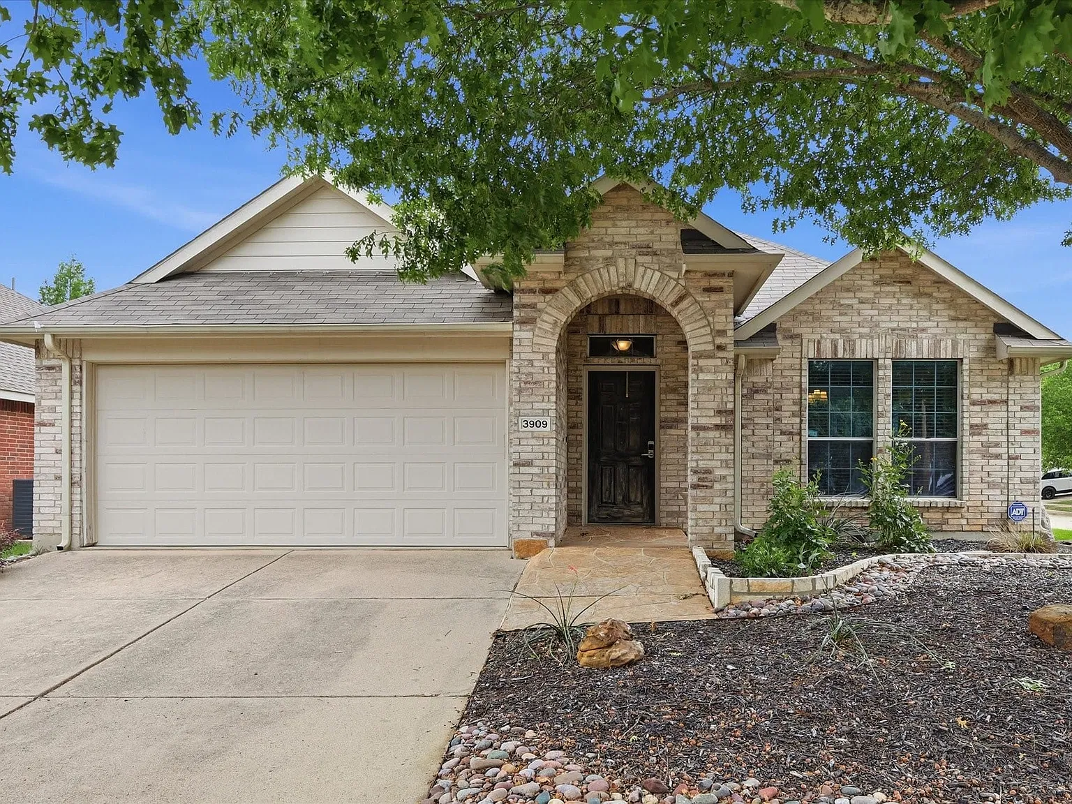 3 bed, 2.0 bath, 1847 sqft, $2,300 — Photo 2