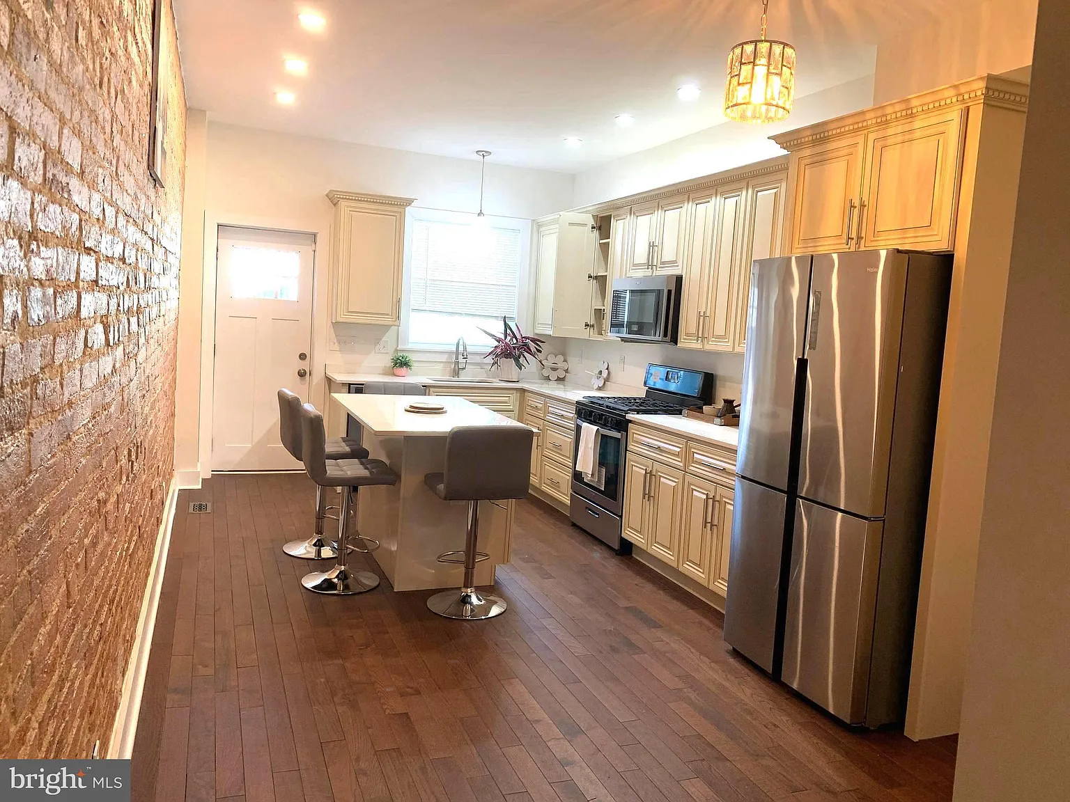3 bed, 3.5 bath, $3,200 — Photo 1