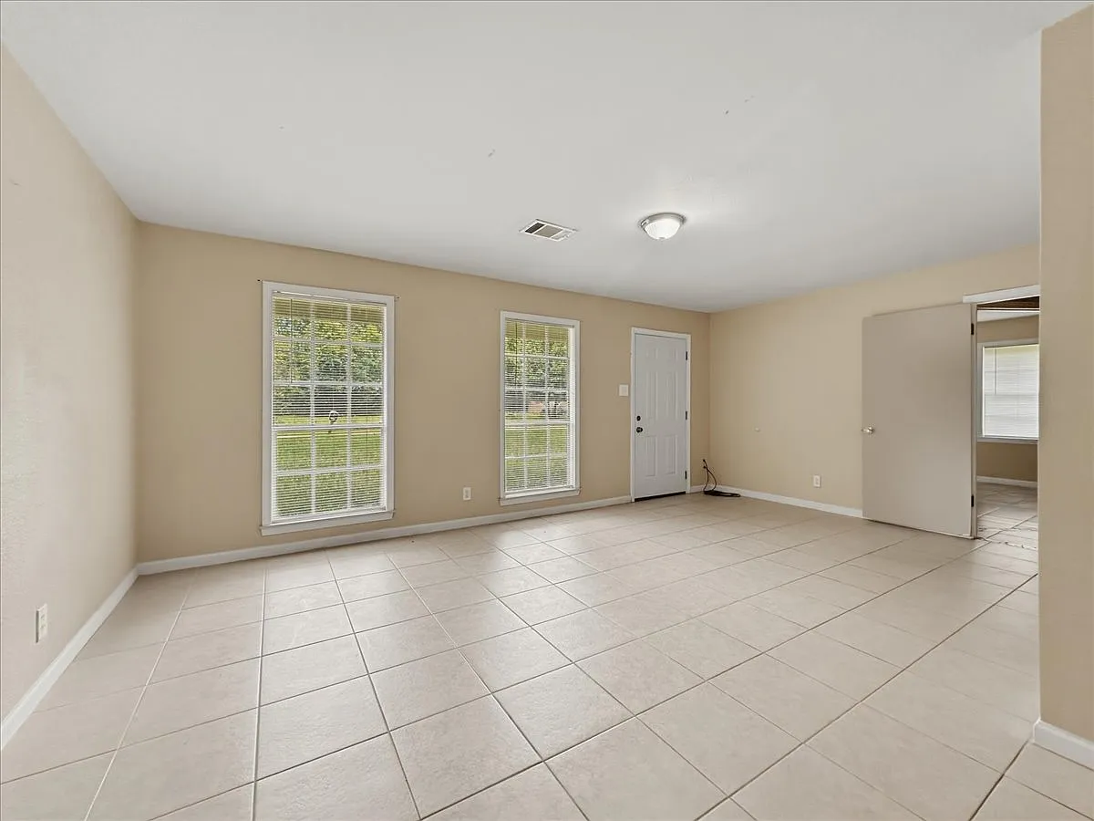4 bed, 1840 sqft, $1,700 — Photo 3