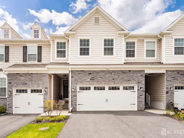 205 Charleston Dr, Monroe Township, NJ 08831