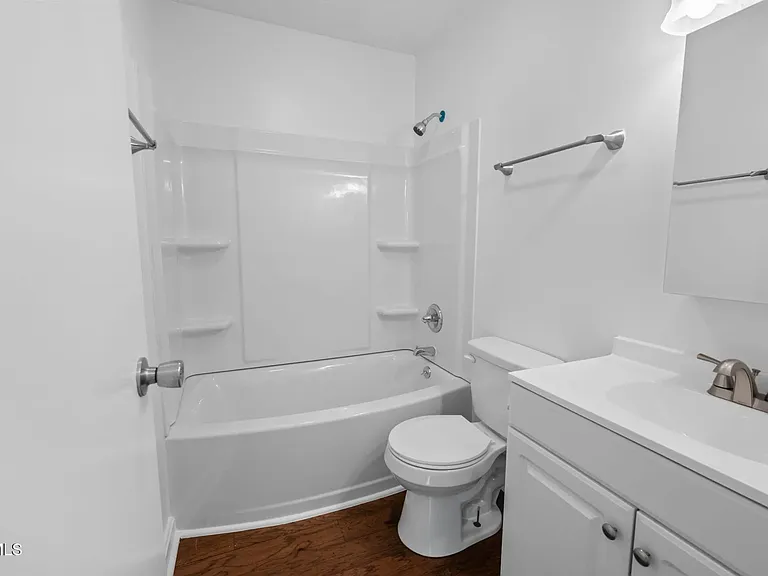 15 Holmes St — Photo 13