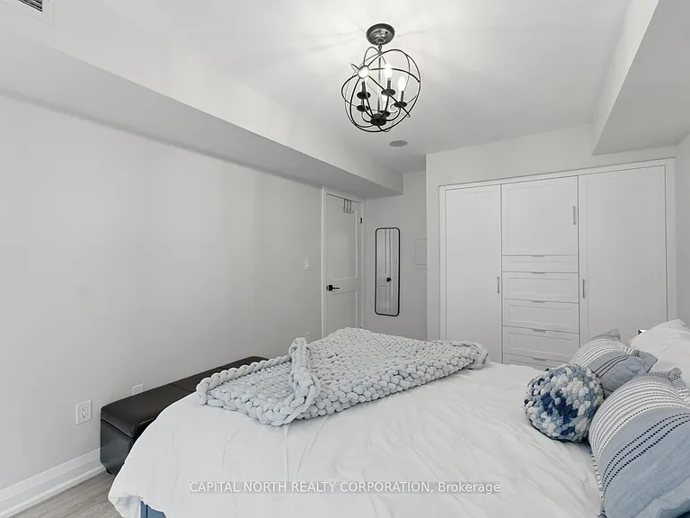 270 Wellington St W #412 — Photo 27