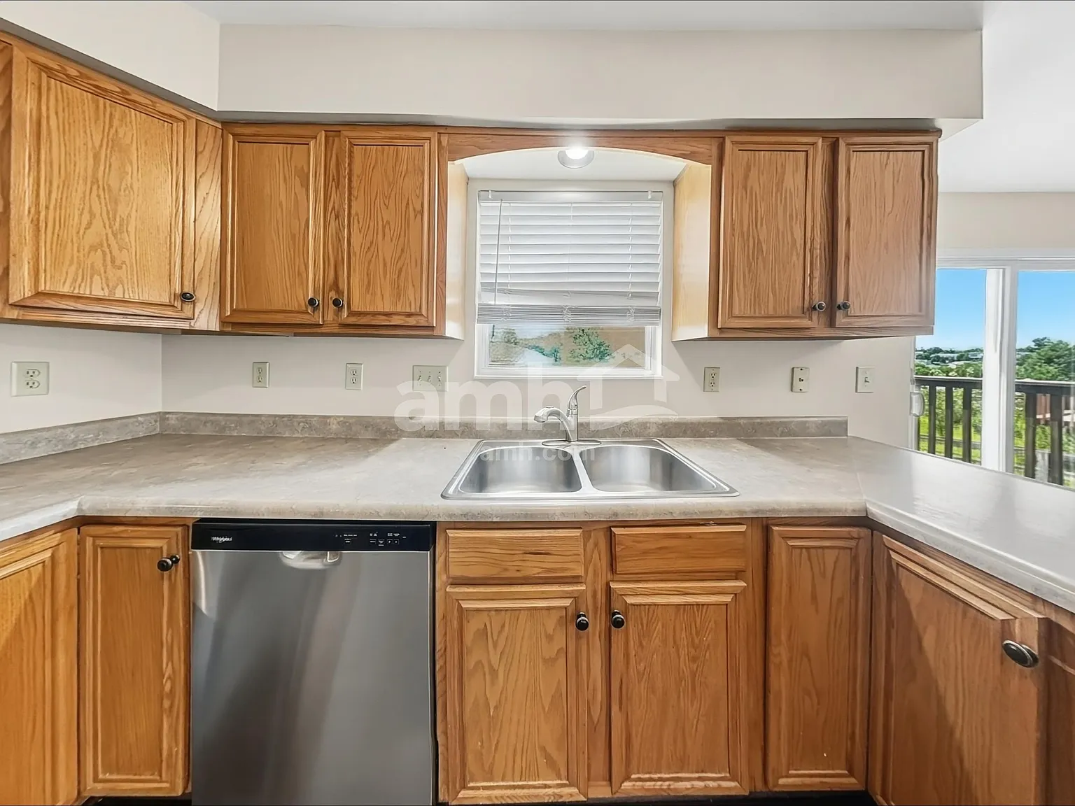 3 bed, 2.5 bath, 1686 sqft, $2,375 — Photo 3