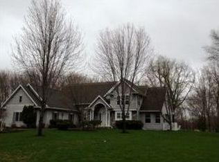 512 Maple Ln, Neenah, WI 54956