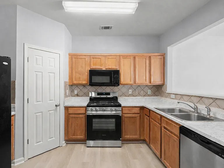 1947 Lakeshore Overlook Cir NW — Photo 10