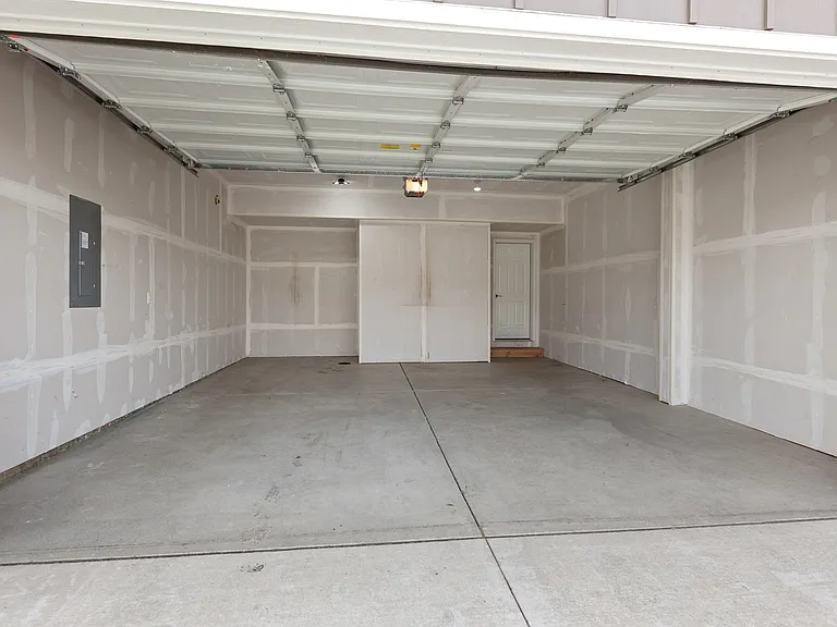 8351NFarmdaleSt-24-Garage