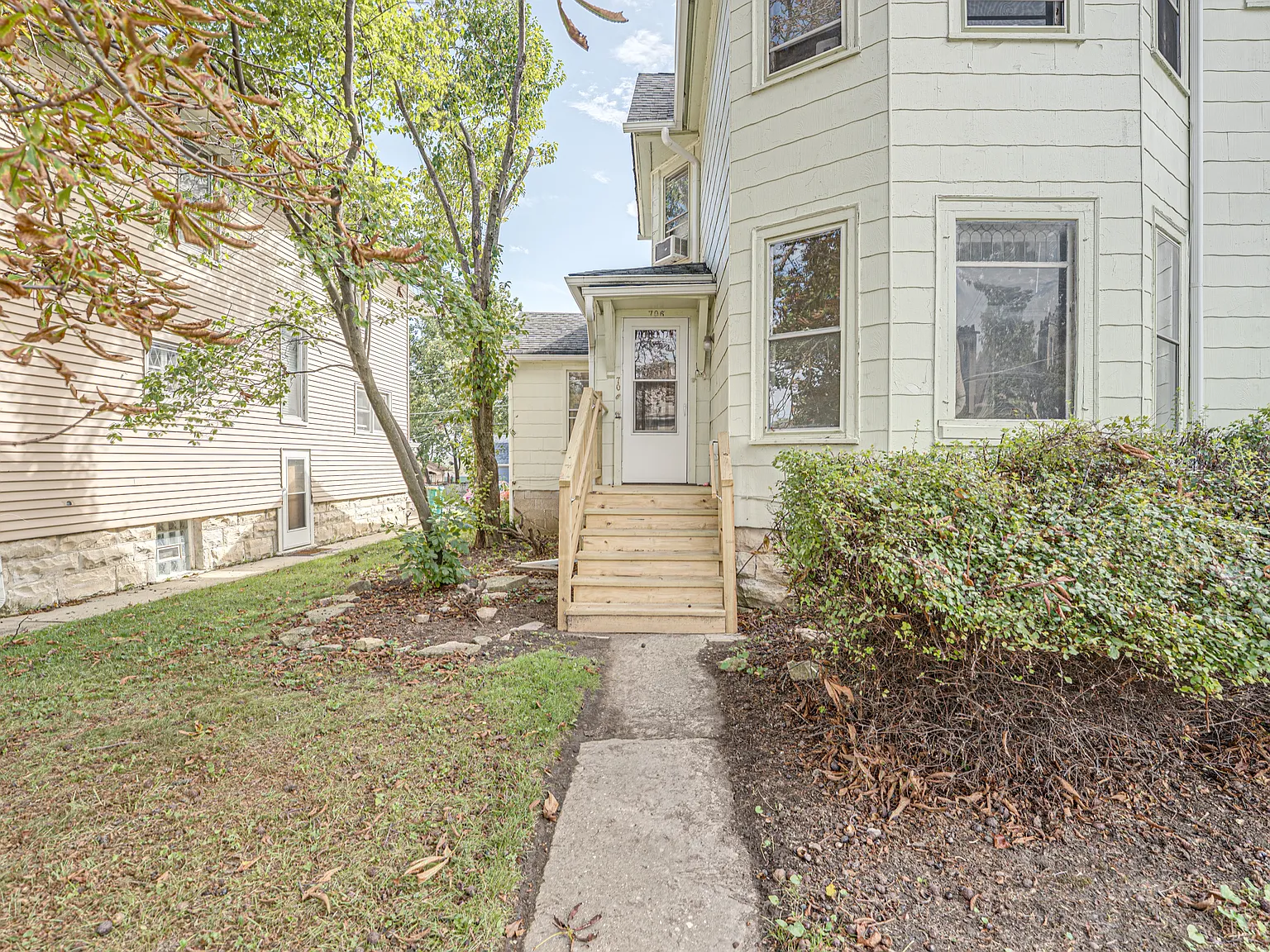 4 bed, 1200 sqft, $1,900 — Photo 2