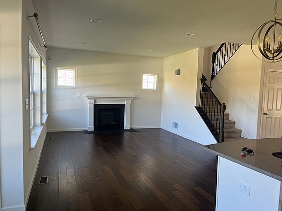 5th image of 70 Iroquois Dr