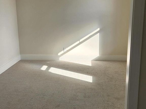 5th image of 516 Little Sable Dr