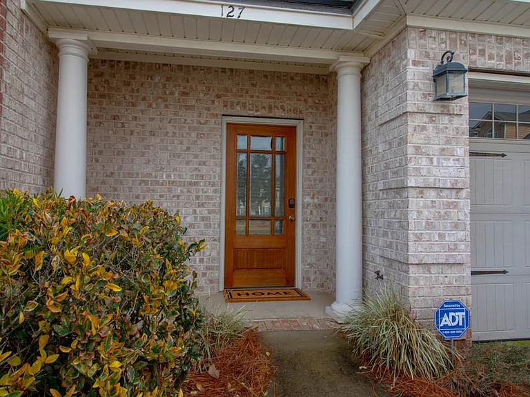 127 Ventura Pl — Photo 2