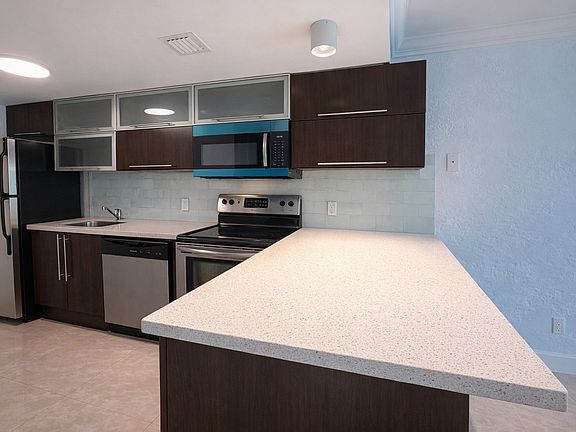 4th image of 1660 NE 135th St APT 6