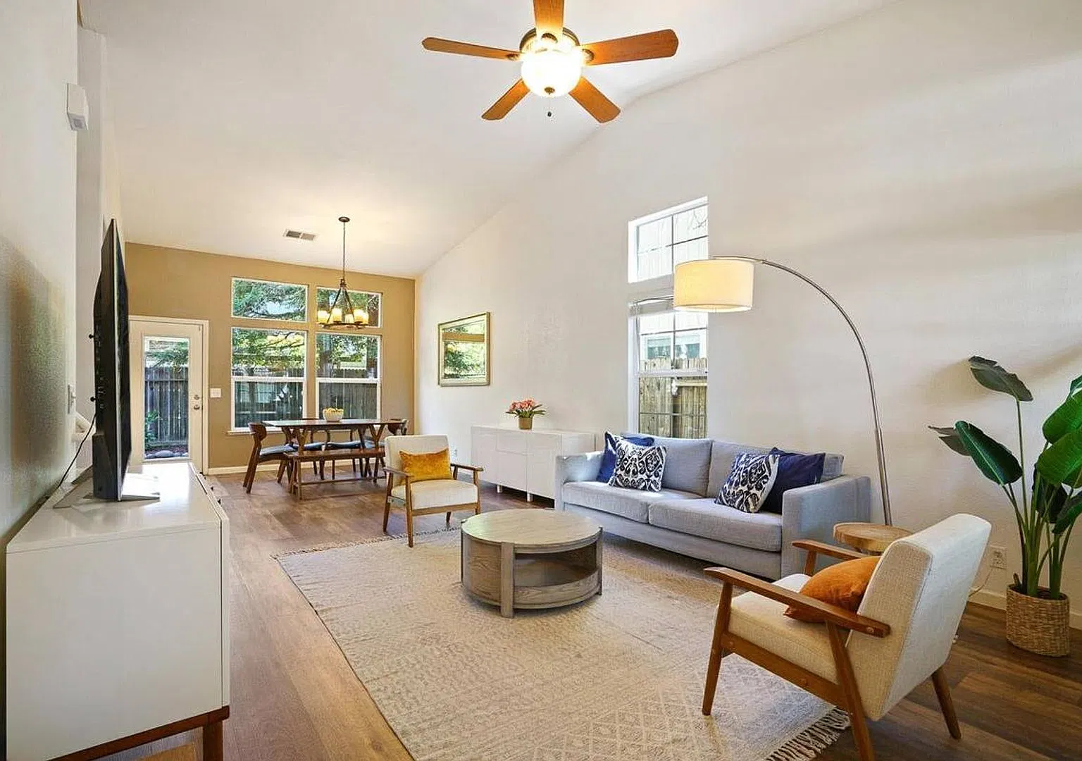 Beautiful 3 Bedroom 2.5 Bath Home in Desirable Davis Neighborhood — Photo 2