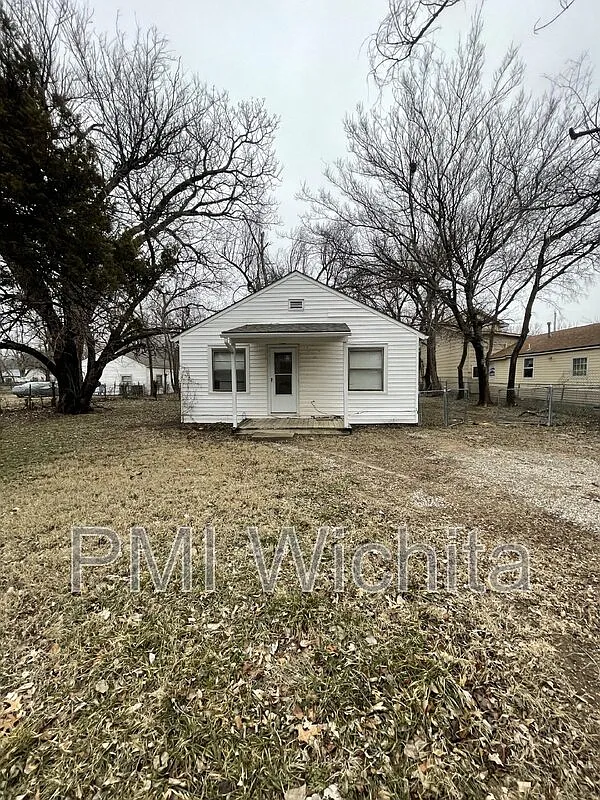 3 bed, 1.0 bath, 672 sqft, $995 — Photo 3
