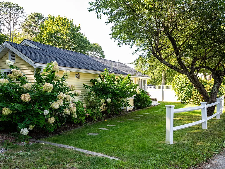 218 Roxy Cahoon Rd — Photo 1