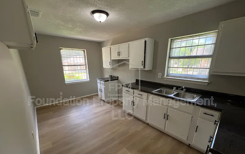2 bed, 1.0 bath, 1092 sqft, $1,200 — Photo 3