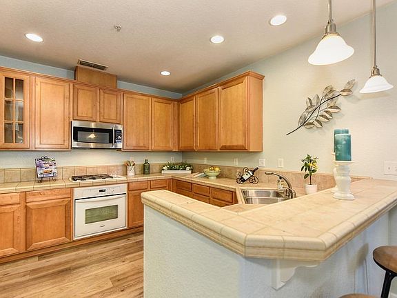 4th image of 3301 N Park Dr Unit 1016