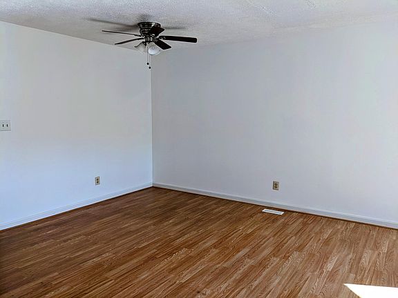 4th image of 203 Staunton Ct