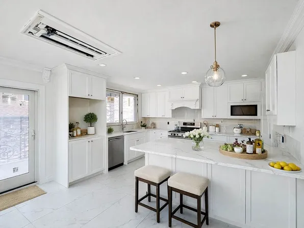 10-46 Utopia Pkwy #2, Whitestone, NY 11357