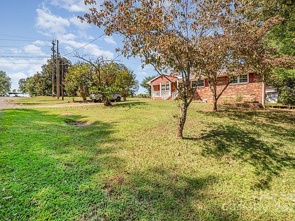 2nd image of 801 Windwood Dr