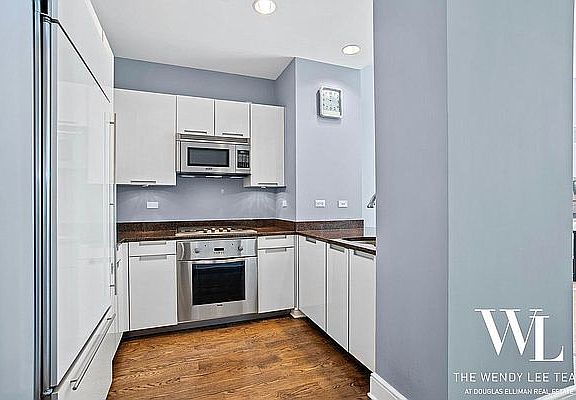 3rd image of 250 E 49th St #10D