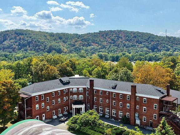 4th image of 158 Academy Ln