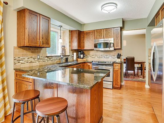 5th image of 1001 Rushmore Dr