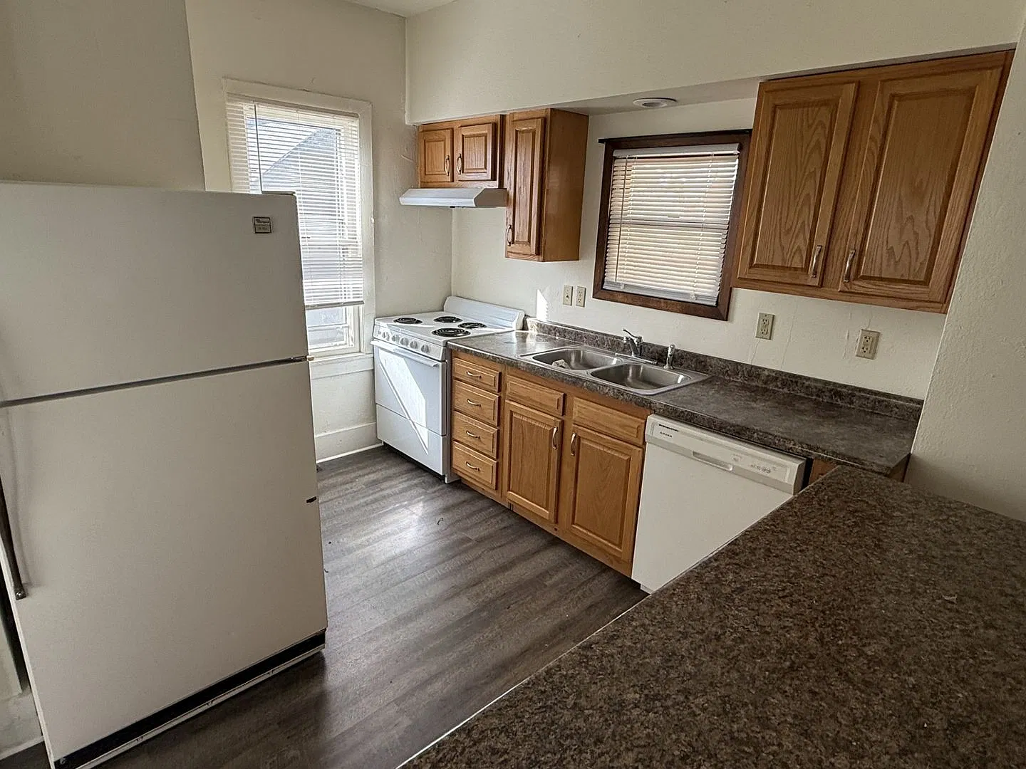 4 bed 2 bath House — Photo 2