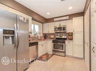 212 Storm Dr, Holtsville, NY 11742