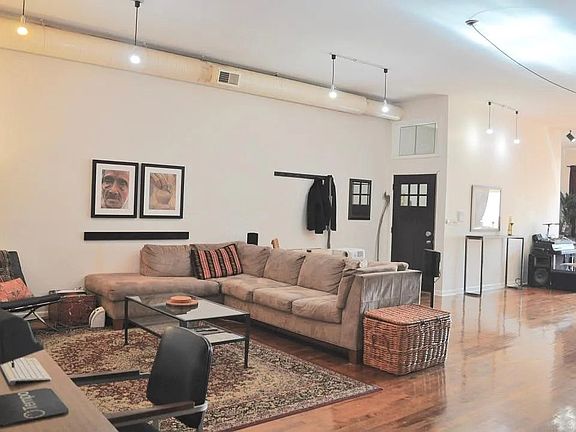 2nd image of 1357 N Milwaukee Ave