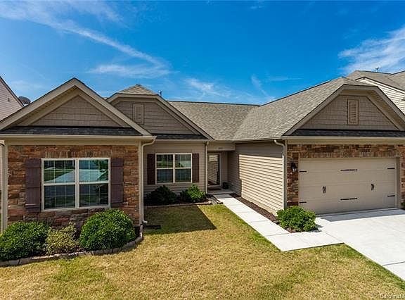 4th image of 449 Augustus Ln