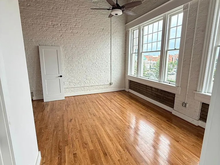 2033 W Broad St — Photo 35