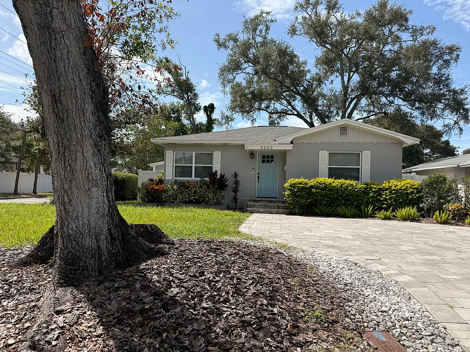 4202 W Palmira Ave