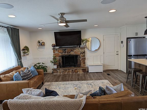4th image of 805 N 1060th St E