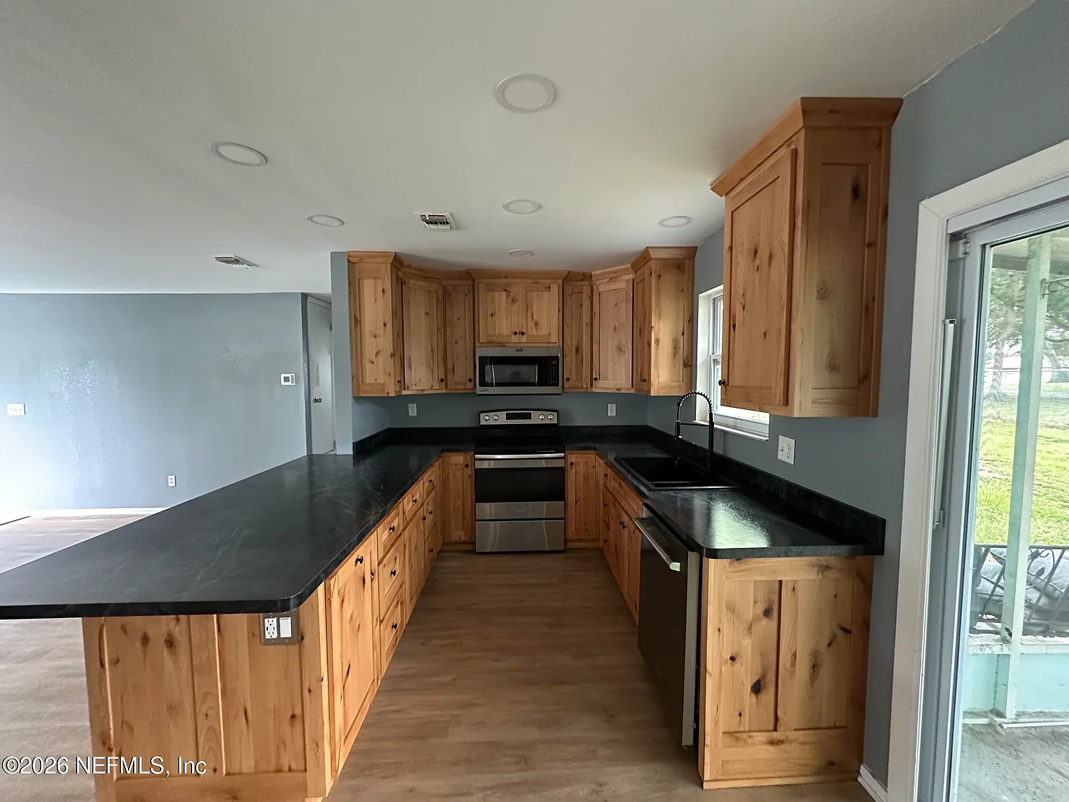 3 bed, 2.0 bath, 1188 sqft, $2,300 — Photo 4