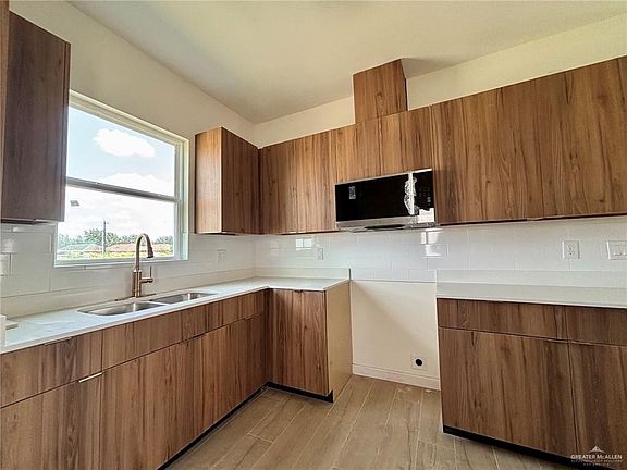 5th image of 305 Laramie Dr #B