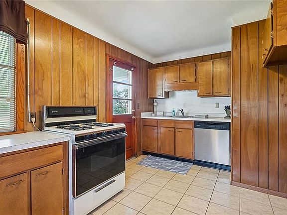 5th image of 675 Grove Ave