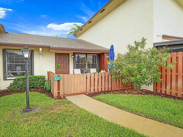 8071 SE Villa Cir — Photo 2