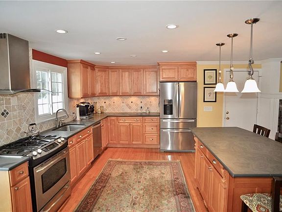 4th image of 14 Shady Grove Dr