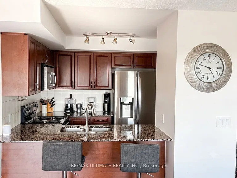 60 Fairfax Cres #425 — Photo 4