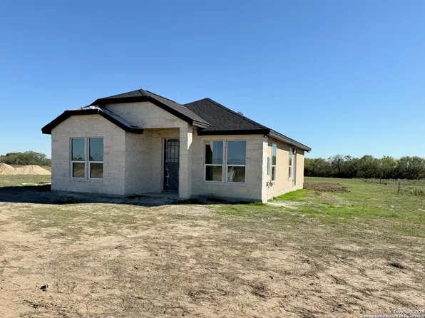 137 Camino Verde Ct, La Vernia, TX 78121