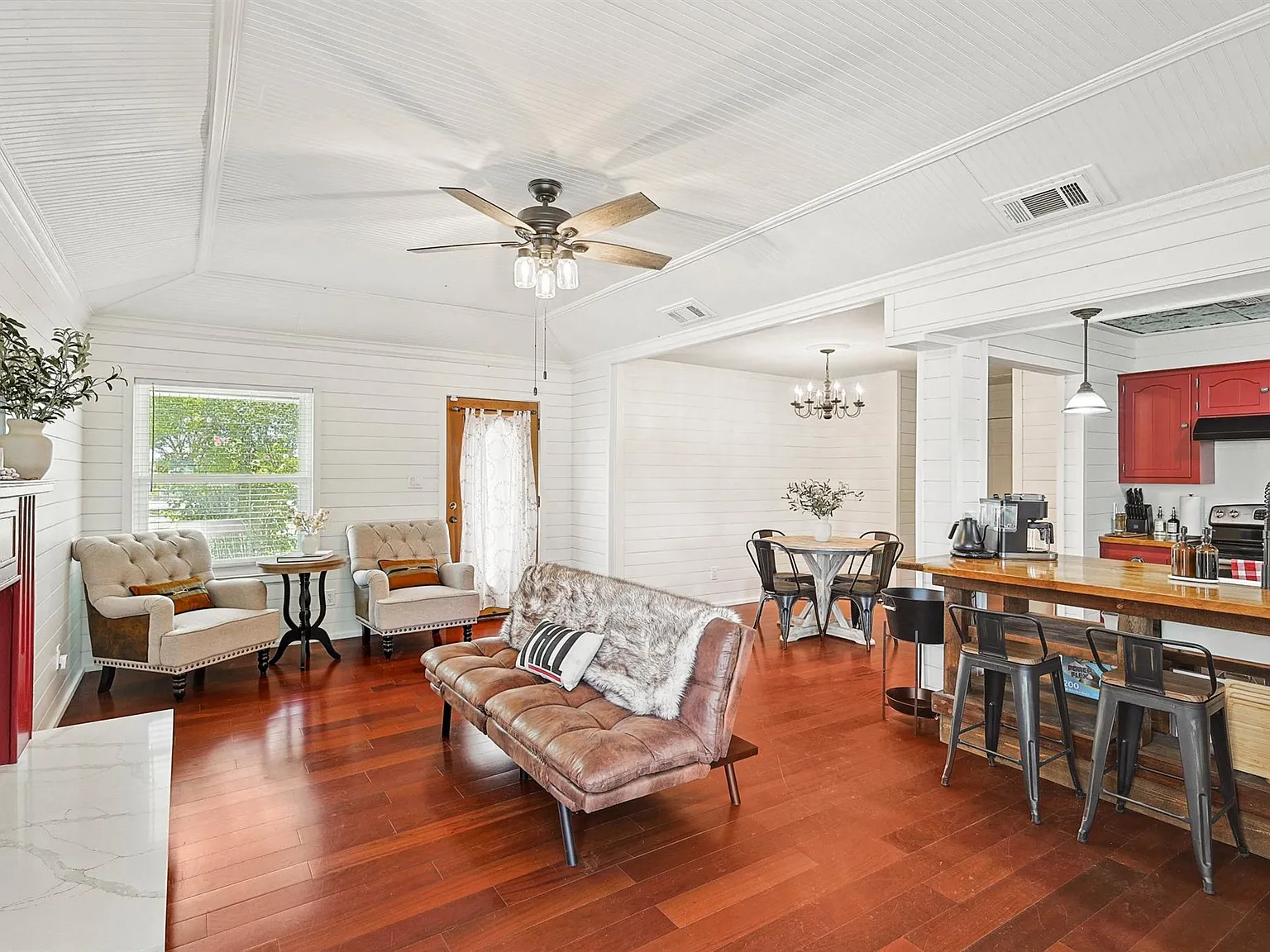 3 bed, 1951 sqft, $8,950 — Photo 3