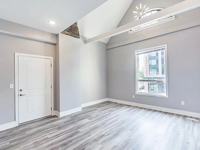 221 E Kirkwood Ave — Photo 7