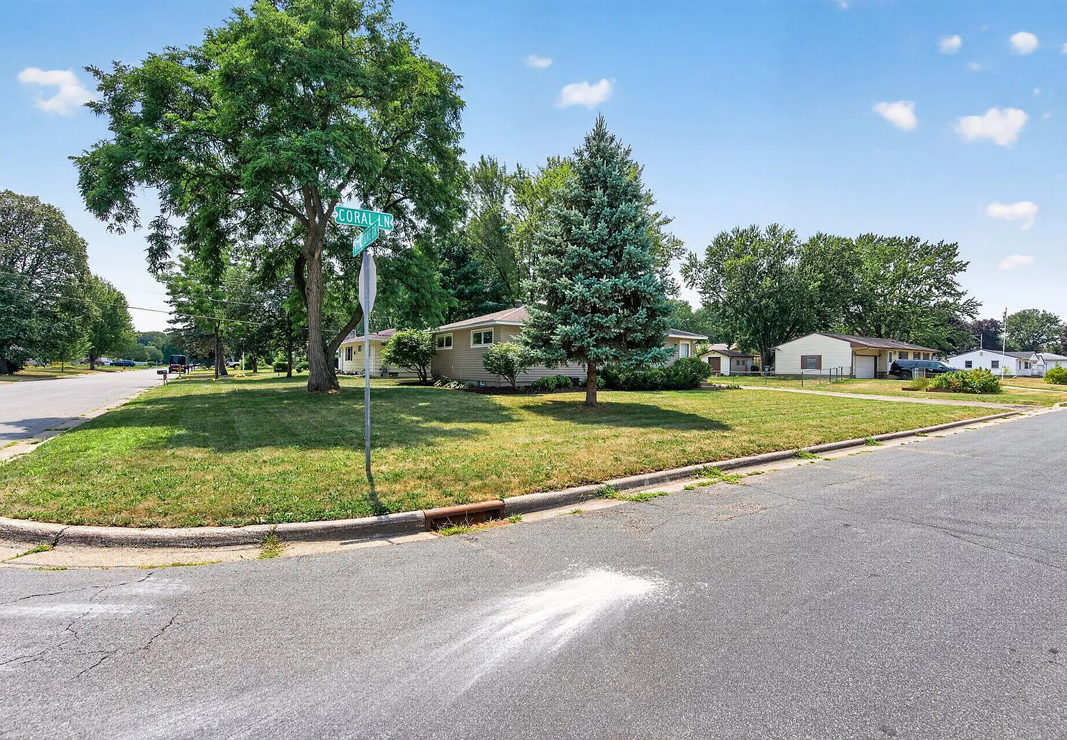 3 bed, 1.0 bath, 1200 sqft, $2,350 — Photo 4