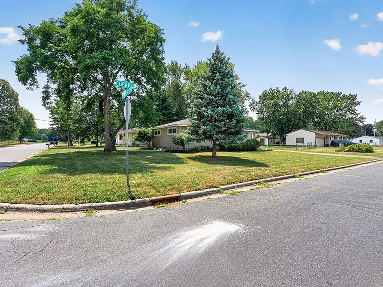 2036 Coral Ln — Photo 4
