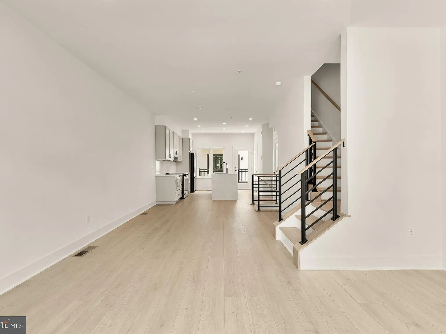 3 bed, 3.5 bath, 1660 sqft, $5,000 — Photo 4