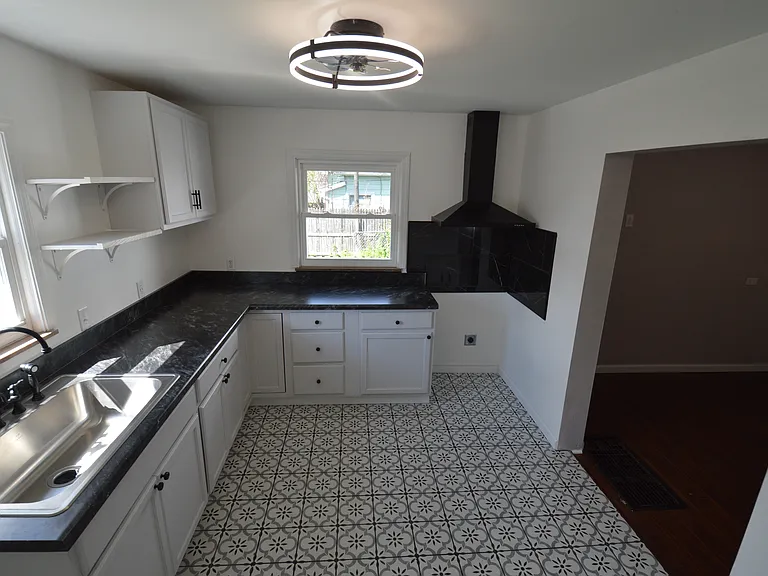 332 Sheldon St — Photo 8