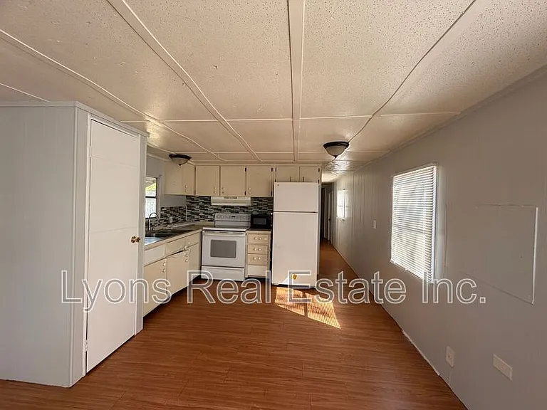 8028 Breeze Dr — Photo 3