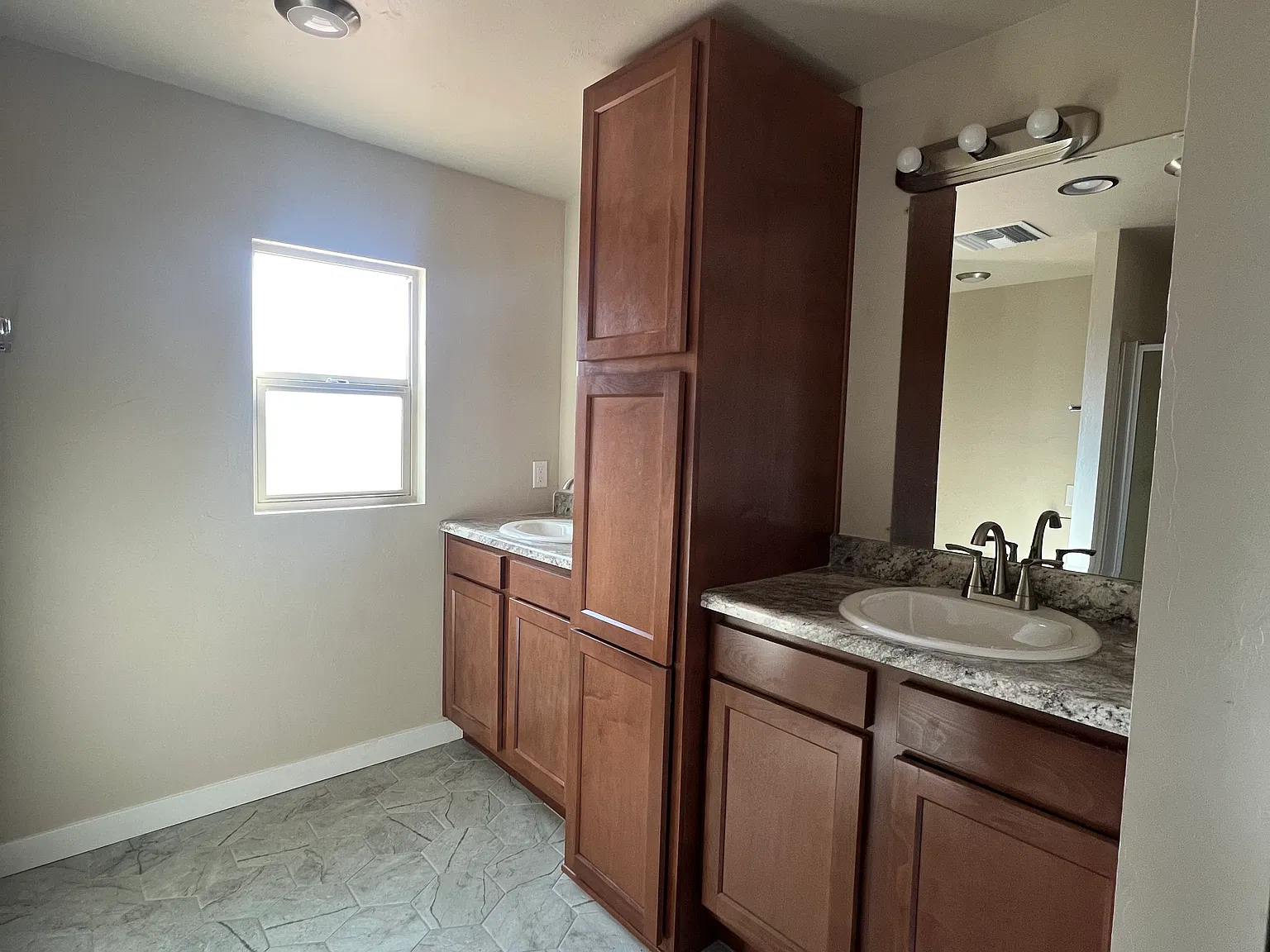 2 bed, 900 sqft, $1,280 — Photo 2
