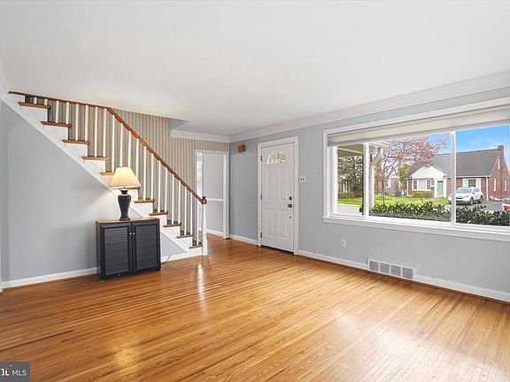 4th image of 544 Lawrence Rd