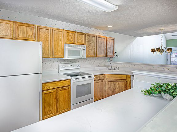 3rd image of 402 Bedford Dr